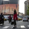 Mulher atravessa a rua no centro de Teerã - Arash Khamooshi/The New York Times