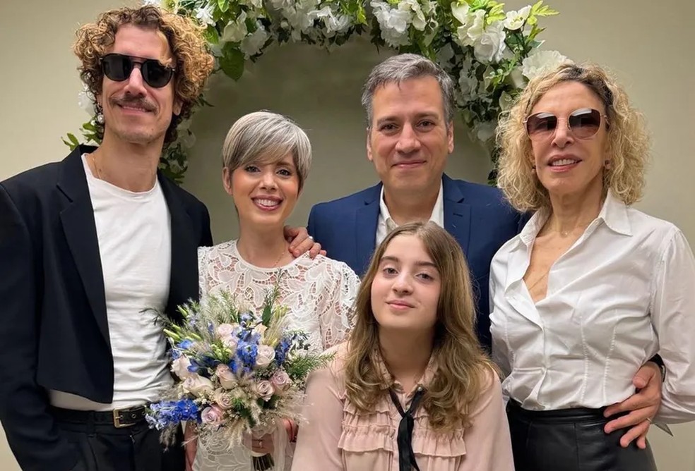 Dani e o marido, Christian, oficializaram a relação de 15 anos com a presença da filha, Valentina, de Theodoro e de Marília Gabriela — Foto: Reprodução Instagram