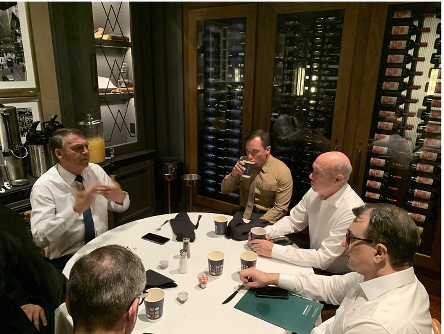 Jair Bolsonaro com Mauro Cid, Lourena Cid e aliados no dia em que recebeu dinheiro de venda de relógios