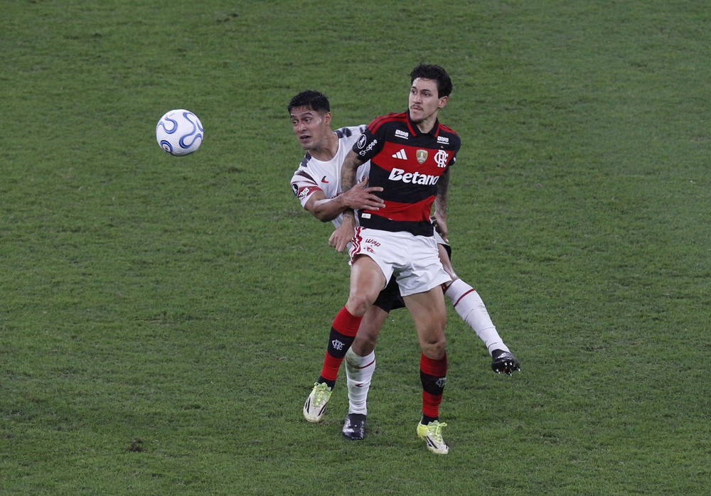 Com gol de Pedro, Flamengo faz dever de casa contra o Estudiantes e ...