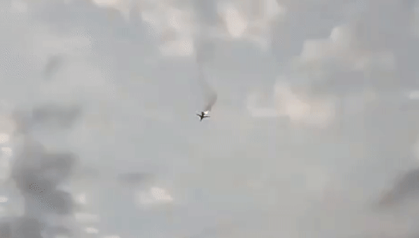 Vídeo mostra bombardeiro supersônico russo derrubado pela Ucrânia