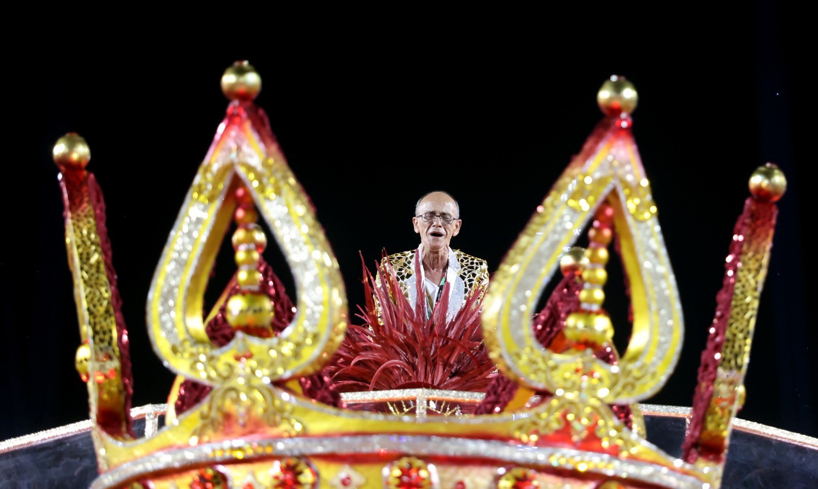 Mestre Ciça, homenageado em desfile emocionante da Viradouro, conquista Estandarte de Ouro de personalidade do ano do carnaval 2026. Já sobre o carro com a bateria, Ciça vai às lágrimas — Foto: Fabiano Rocha /Agência O Globo