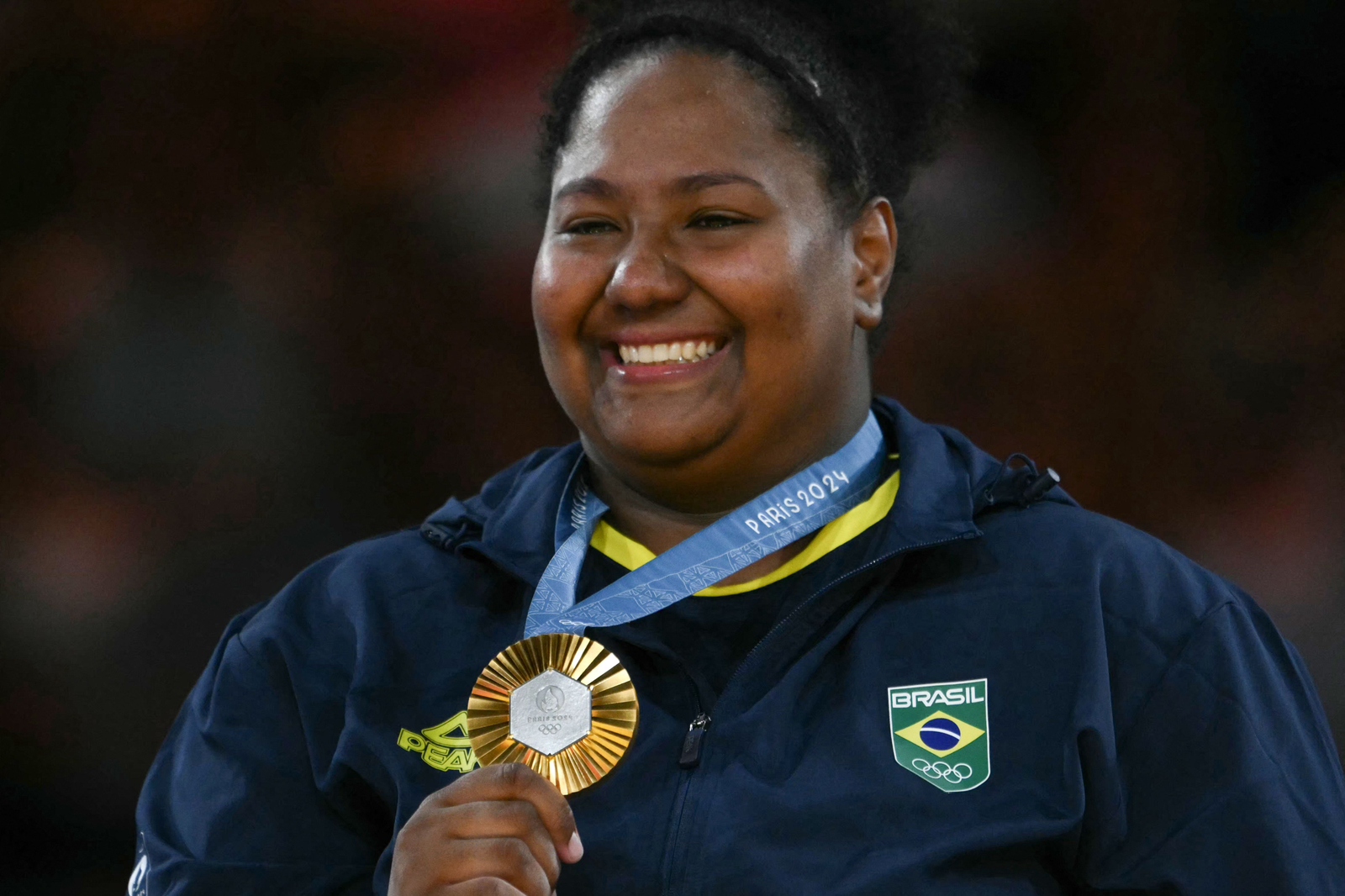Após vencer na categoria +78kg no judô, Beatriz Souza garantiu a primeira medalha de ouro para o Brasil em Paris — Foto: Luis ROBAYO / AFP