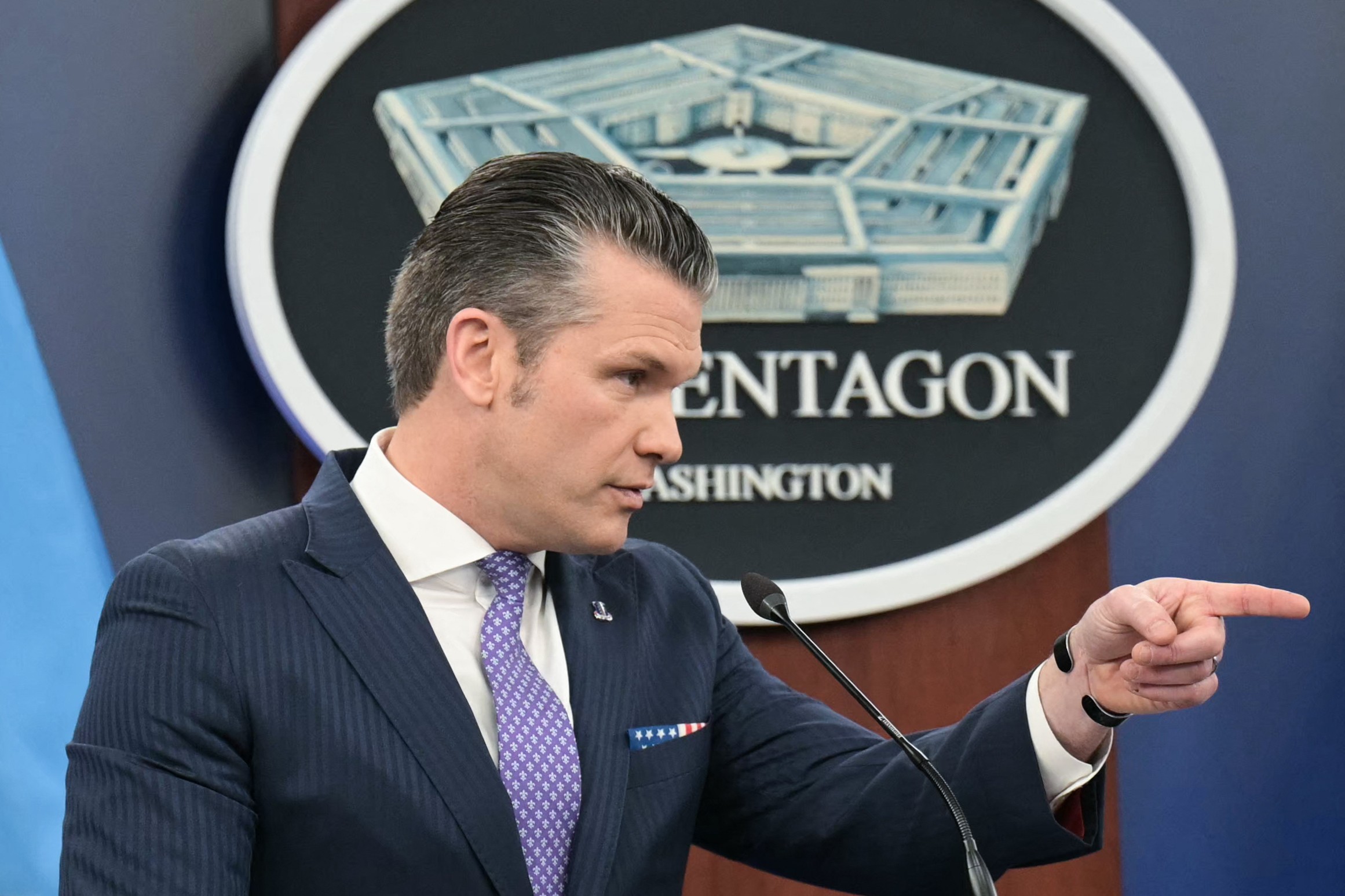 Em tom de vitória, secretário de Defesa dos EUA diz que Irã 'implorou pela trégua' e que Forças Armadas foram dizimadas