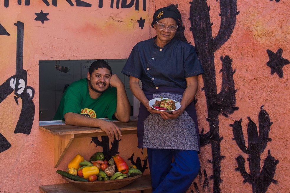 Thiago Vinícius e sua mãe, Cleonice, distribuem diariamente marmitas para 200 famílias na zona sul de São Paulo, onde abriram restaurante com produtos orgânicos — Foto: Edilson Dantas