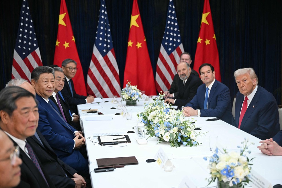 Reunião entre o presidente dos EUA, Donald Trump, e o líder chinês, Xi Jinping, e as equipes dos dois países — Foto: Andrew Caballero-Reynolds / AFP
