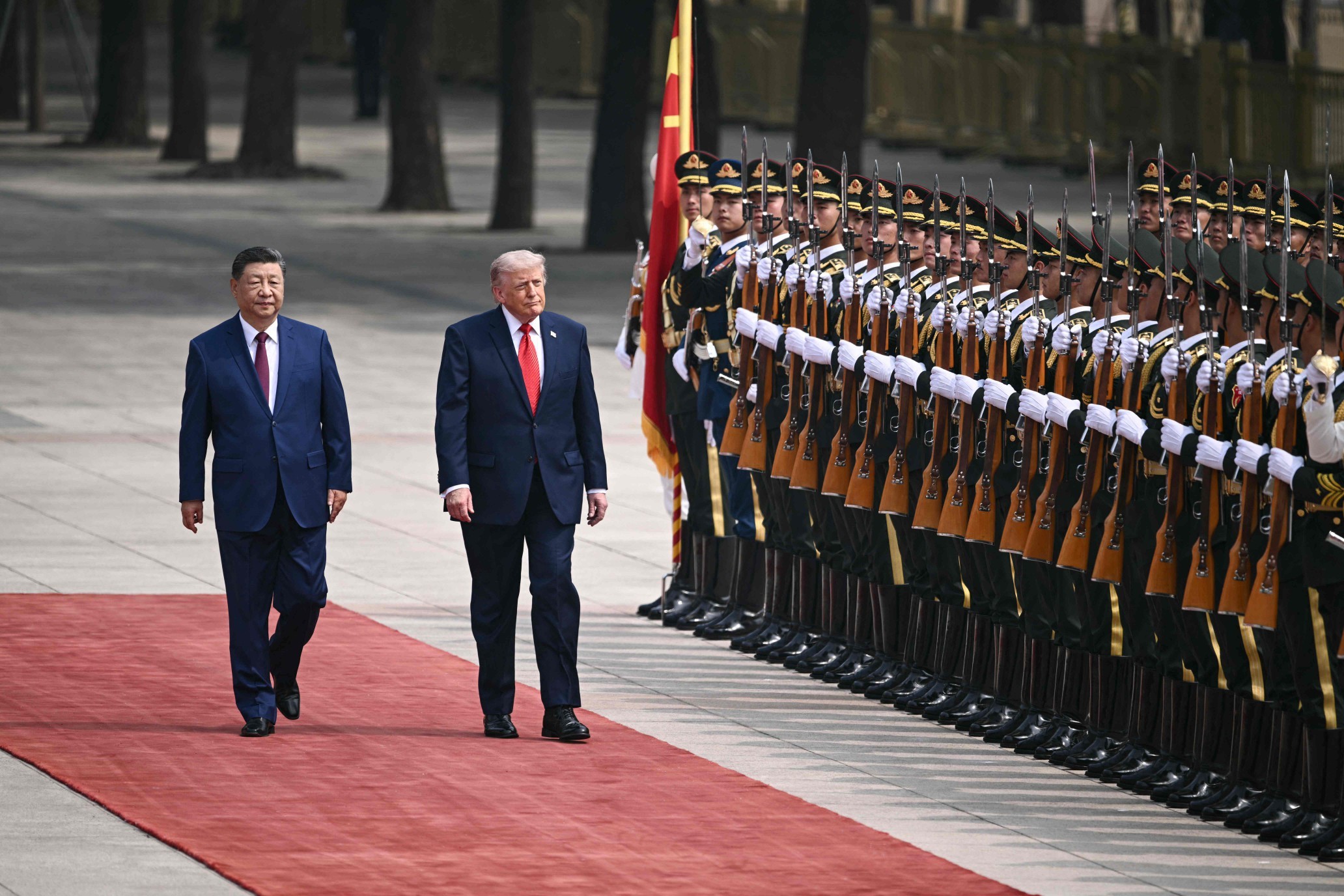 Trump é recebido por Xi Jinping para bilateral em Pequim, com Irã, Taiwan e comércio em pauta