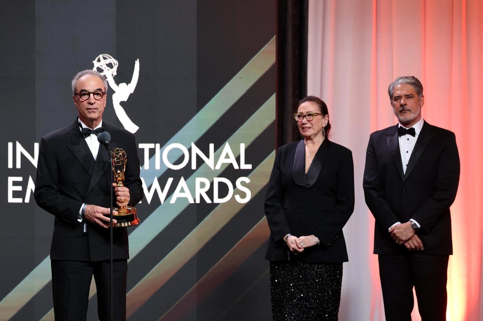 João Roberto Marinho ao lado de  Lilia Cabral e William Bonner — Foto: Divulgação TV Globo/Luiz C. Ribeiro