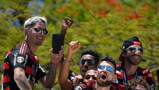 Flamengo players celebrate as they leave on a bus the Galeao airport in Rio de Janeiro — Foto: Daniel RAMALHO / AFP