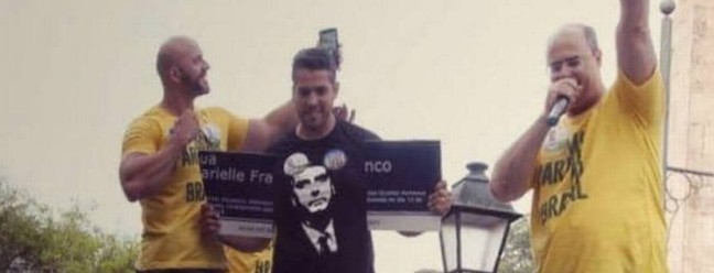 Daniel Silveira ficou famoso por quebrar a placa de rua em homenagem à vereadora assassinada do PSOL, Marielle Franco — Foto: Reprodução