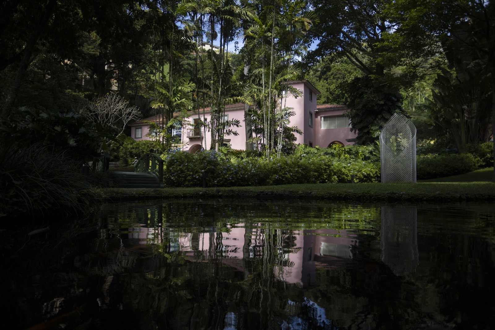 Casa Roberto Marinho: emoldurada pelos jardins de Burle Marx, em uma franja da Floresta da Tijuca — Foto: Márcia Foletto