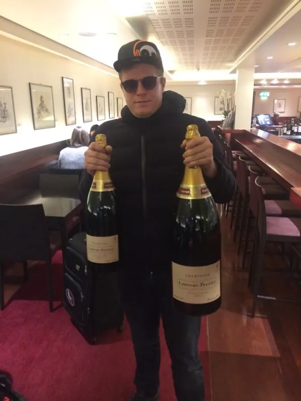 Ladrões usam cartão de débito roubado para apostar na loteria e ganham prêmio de R$ 25 milhões, em Londres — Foto: Reprodução