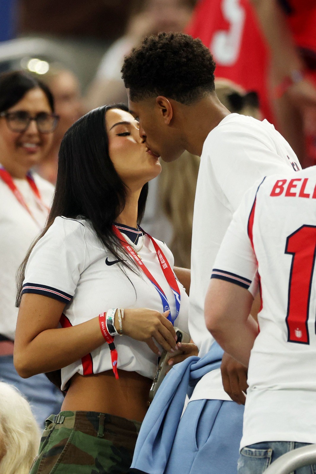 Copa do Mundo: Jude Bellingham comemora vitória da Inglaterra com beijão na namorada Ashlyn Castro; saiba quem é