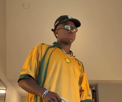 Vinicius Junior usa camisa da grife do 'parça' Travis Scott que custa mais de R$ 600