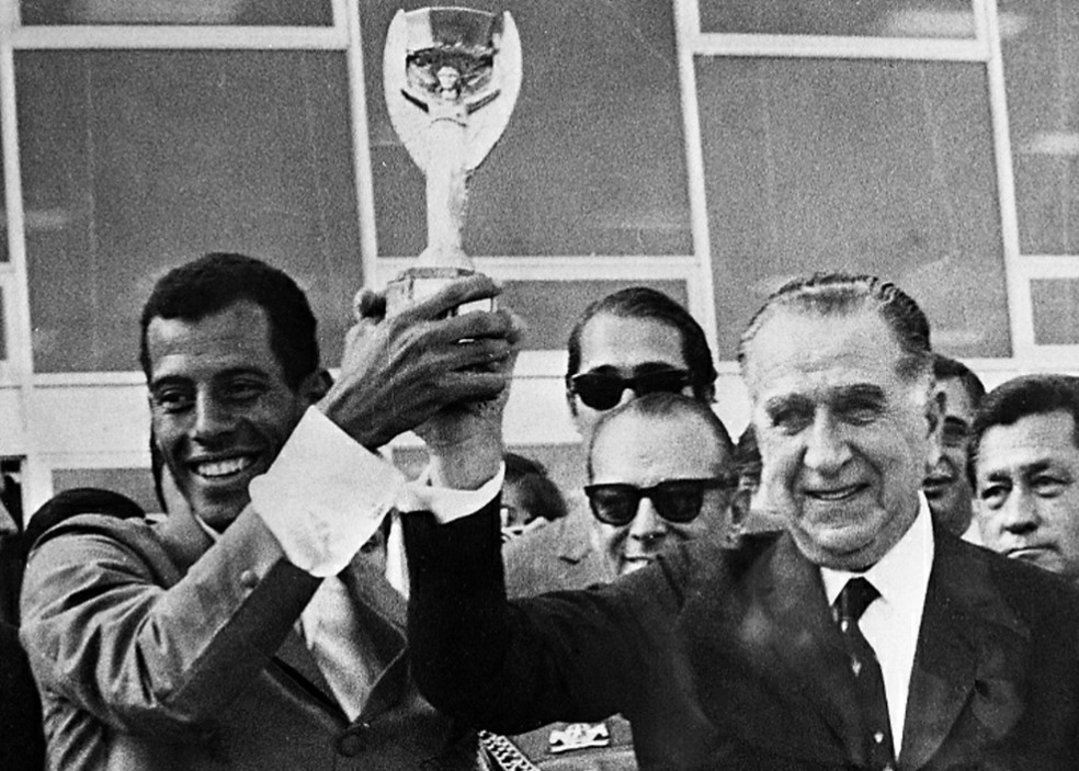 O capitão Carlos Alberto Torres segura taça com presidente Médici em Brasília — Foto: Arquivo/Agência O GLOBO
