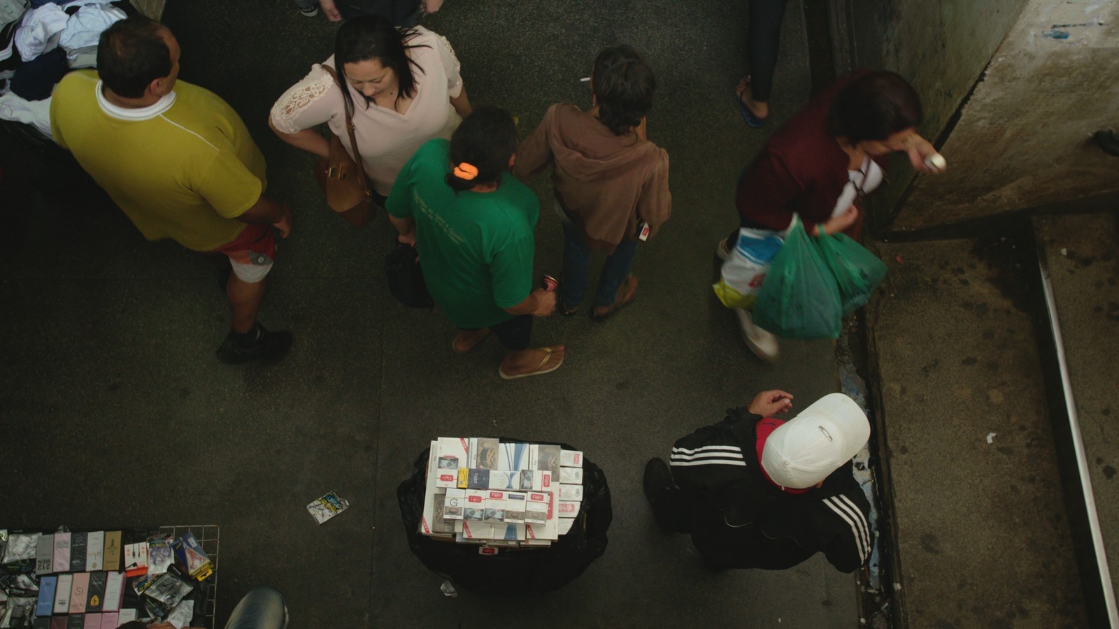 Jovens entre 12 e 17 anos entram para o contrabando de cigarro para ter renda e acabam deixando os estudos Divulgação Fórum Nacional Contra a Pirataria e a Ilegalidade (FNCP) — Foto: Divulgação