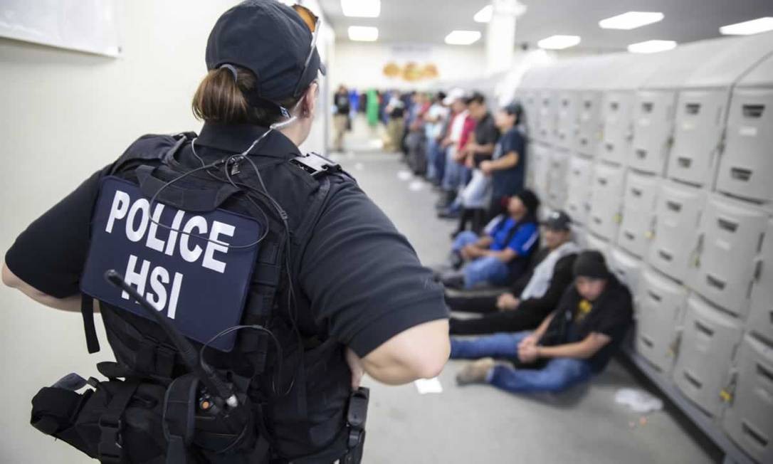 Profissionais qualificados escapam do endurecimento migratório de Trump, aponta levantamento - QTU Questões do Universo