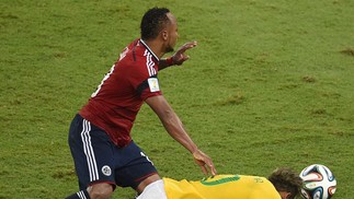 Neymar sofre a falta por trás de Juan Camilo Zuñiga, da Colômbia nas oitavas da Copa do Mundo, em Fortaleza — Foto: ODD ANDERSEN / AFP