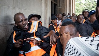 Estudantes entram em conflito durante protesto na Universidade de Witwatersrand (WITS) em Joanesburgo. Categoria cobra apoio aos desalojados — Foto: AFP