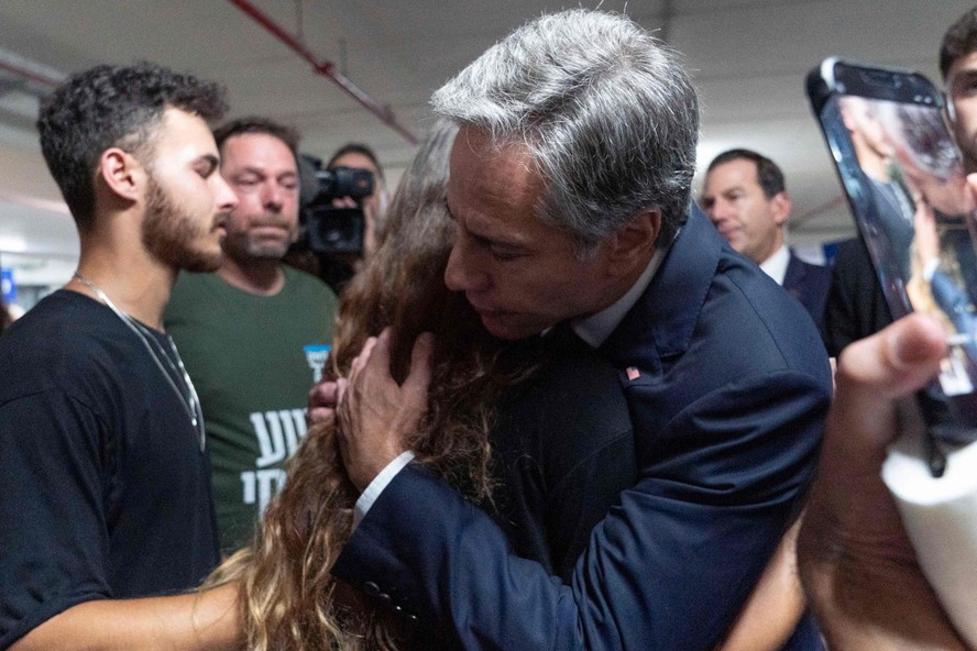 Secretário de Estado dos EUA, Antony Blinken, abraça em Tel Aviv cidadã israelo-americana que sobreviveu com seu namorado (esq.) ao ataque terrorista do Hamas a um festival de música no sul de Israel