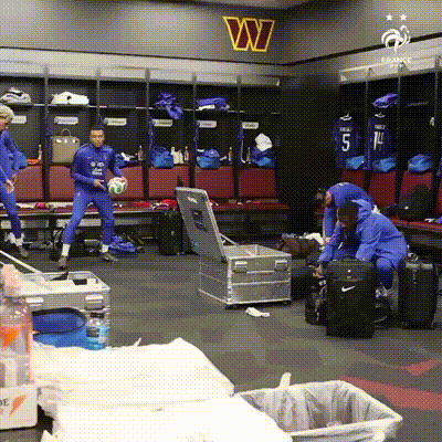 Mbappé acerta 'cesta' no vestiário da França, dança e viraliza antes de vitória contra Colômbia; veja vídeo