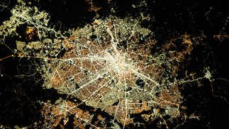 Visão noturna de Curitiba em foto da Estação Espacial Internacional, tirada em 4 de julho de 2022, enquanto orbitava a cerca de 420 quilômetros do solo — Foto: Space_Station / Nasa / Divulgação