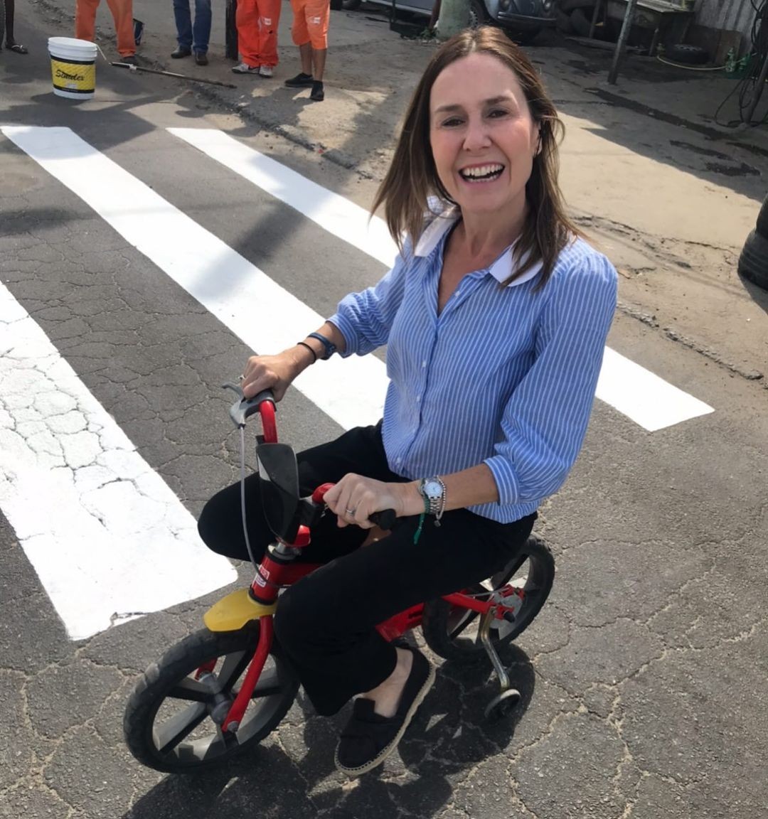 A intrépida repórter sobre uma bicicleta com rodinhas. Sem medo de se divertir enquanto falava de assuntos sérios do dia a dia da cidade. — Foto: Reprodução / Instagram