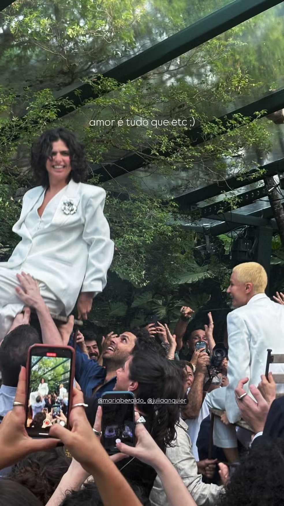 Julia Anquier and Maria Berardo are lifted by guests — Photo: Reproduction