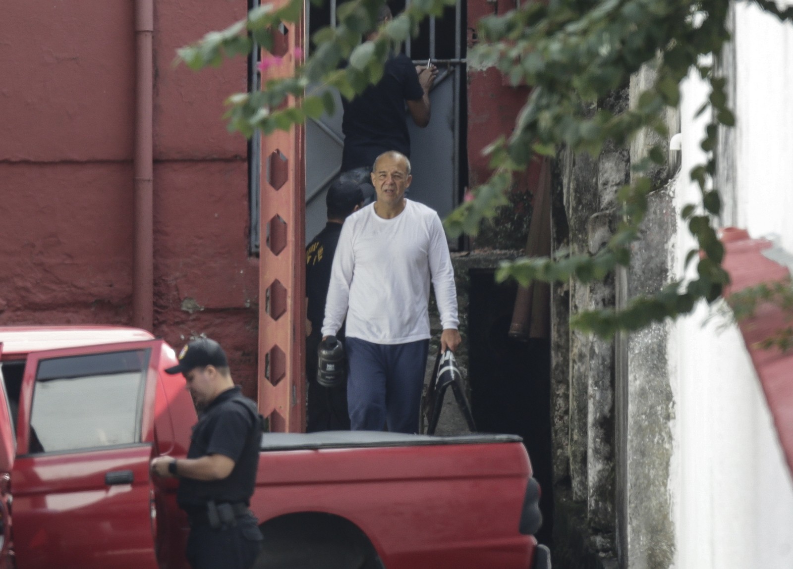 Ex-governador Sérgio Cabral é visto caminhando no 1º GBM (Humaitá) depois de fazer exercícios — Foto: Alexandre Cassiano / Agência O Globo