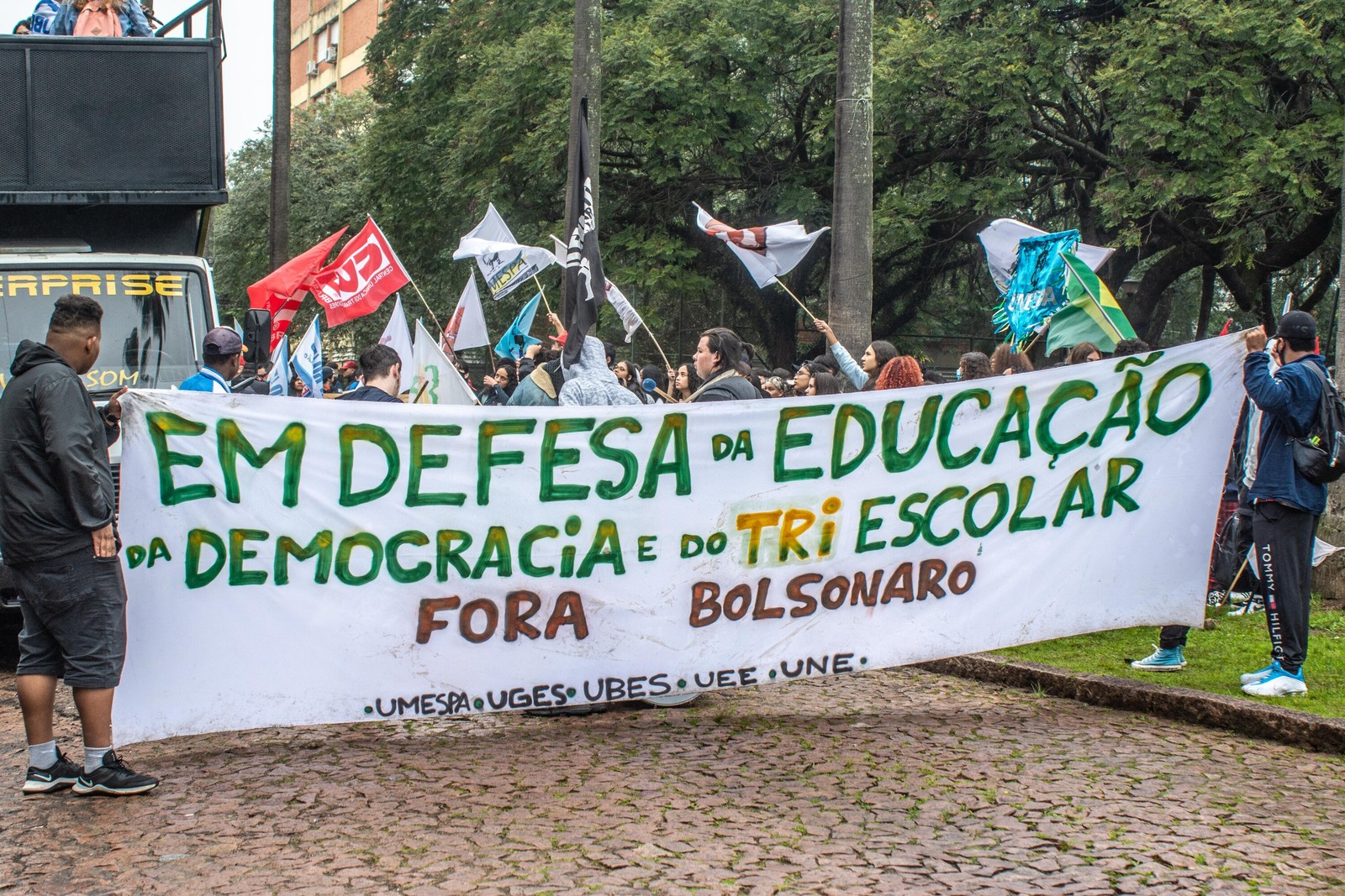 Estudantes de diversas escolas de Porto Alegre protestam contra o Governo de Jair Bolsonaro e em Defesa da Democracia — Foto: Evandro Leal / Agência Enquadrar / Agência O Globo