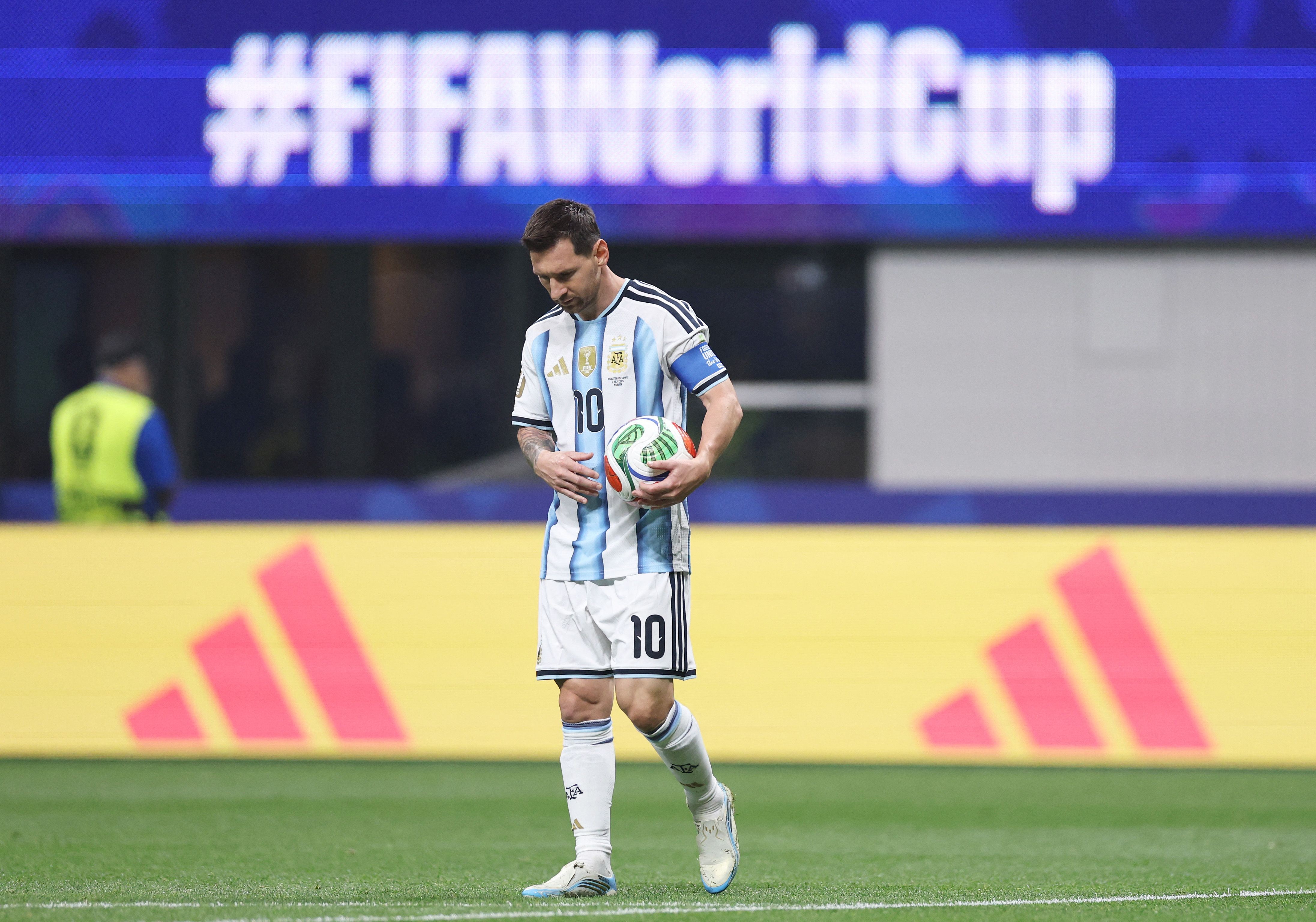 Messi amplia recorde negativo com pênalti perdido na Copa