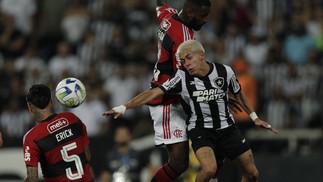 Lance da partida entre Botafogo e Flamengo, válida pelo Campeonato Brasileiro de 2023 — Foto: Alexandre Cassiano/Agência O Globo