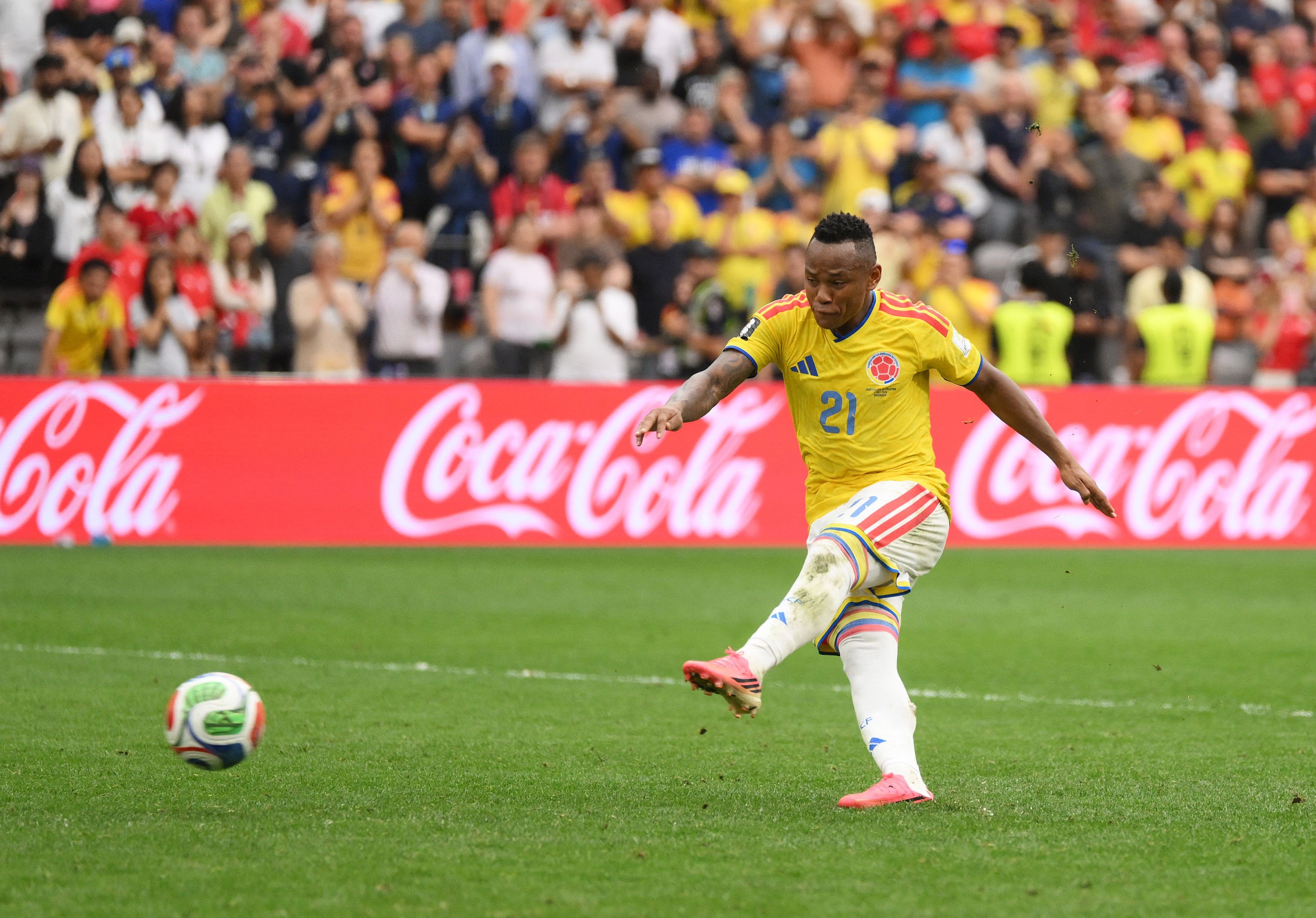 Jogador Colombiano Sofre Ameaças Após Eliminação na Copa