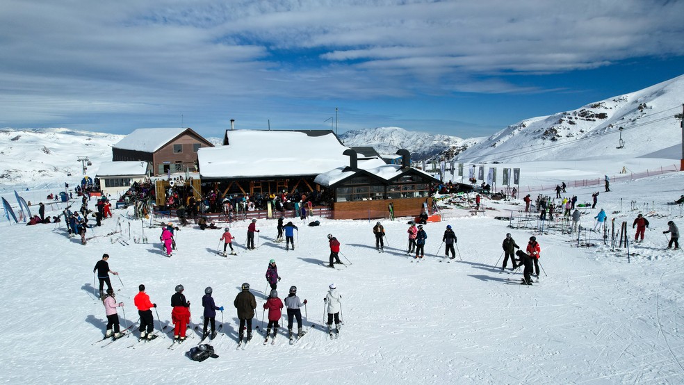 Aula de esqui na área para iniciantes da estação de Valle Nevado, nos arredores de Santiago, no Chile — Foto: Divulgação