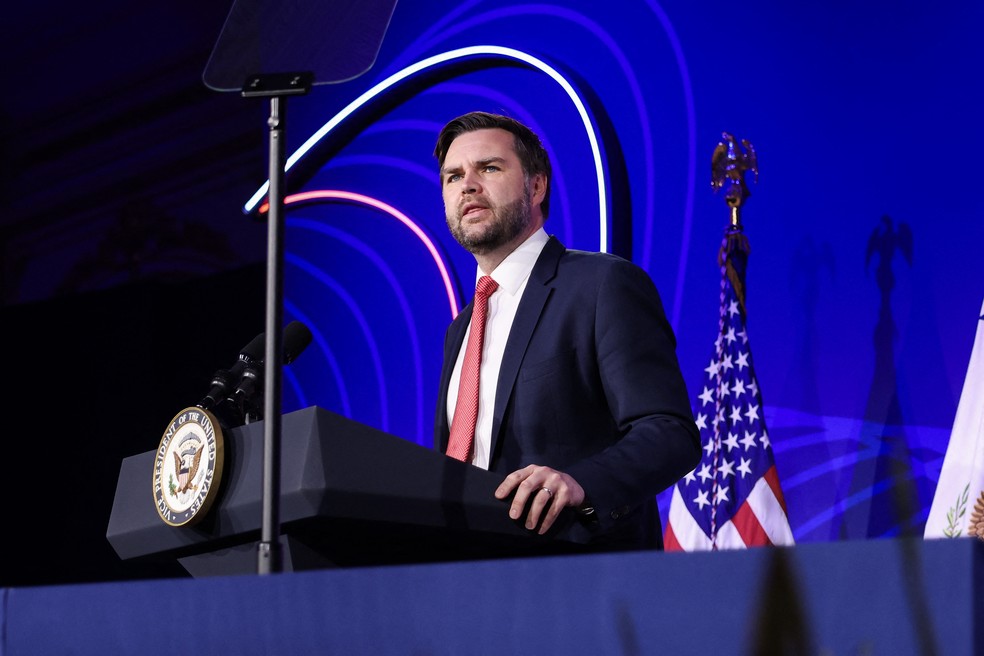 JD Vance, vice-presidente dos EUA, fala durante a Cúpula do Dinamismo Americano, em Washington — Foto: Kayla Bartkowski/AFP