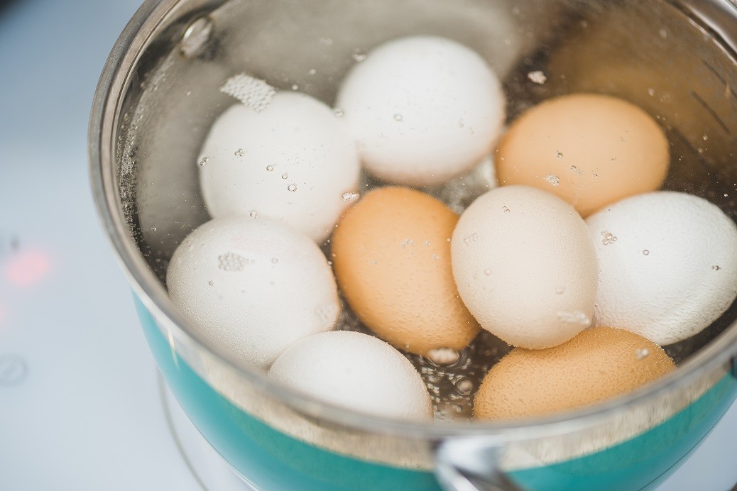 Experimento esclarece todas as dúvidas: os ovos devem começar a cozinhar em água fria ou fervente?