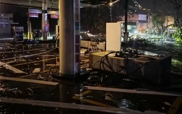 Trận gió giật 70 km/h đã gây tử vong và thiệt hại nghiêm trọng tại Ribeirão Preto, São Paulo. (Ảnh: Reprodução / Redes Sociais)