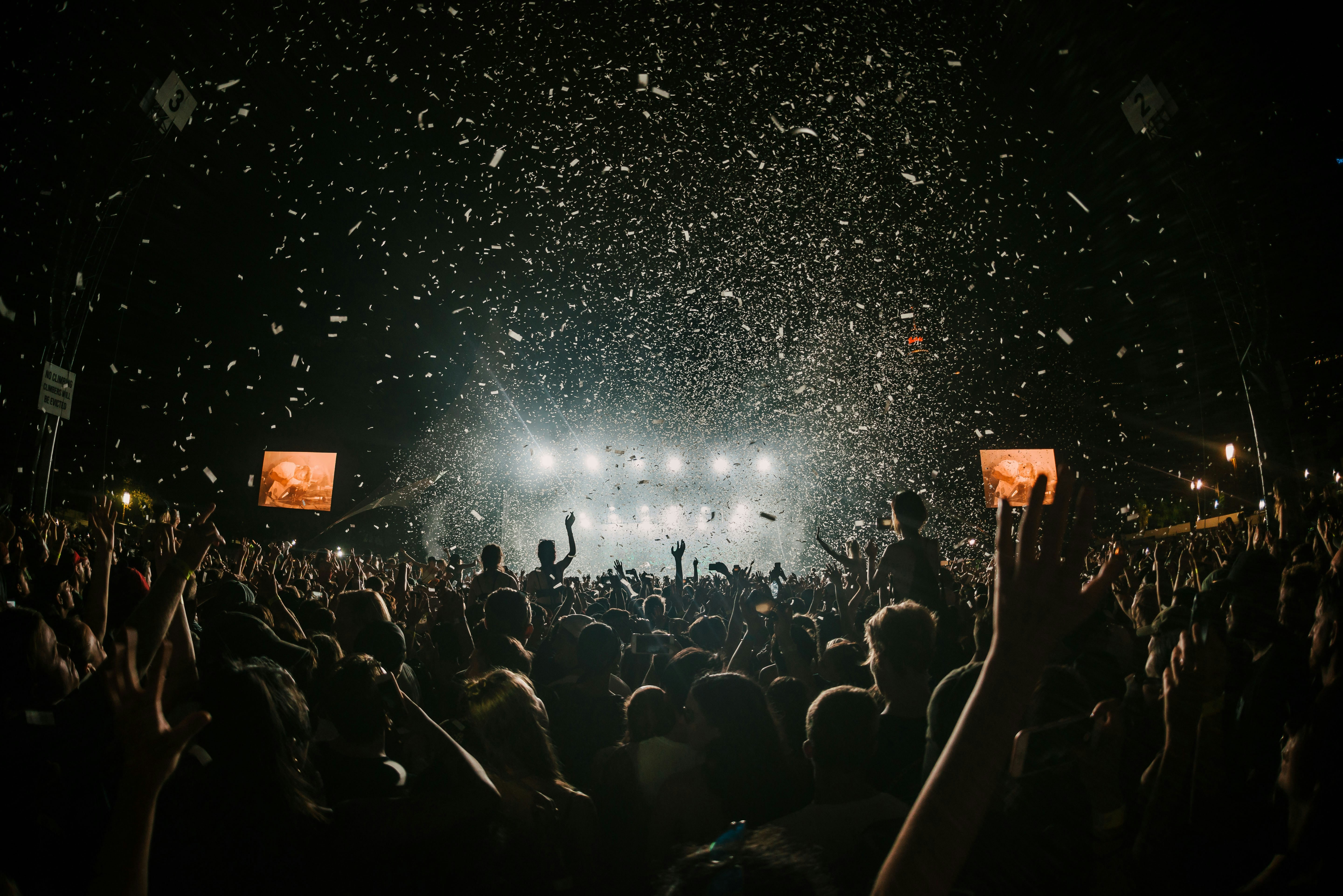 Rock in Rio: qual é o tempo máximo seguro de exposição a 100 decibéis (perto do palco) e dicas para proteger sua audição - QTU Questões do Universo