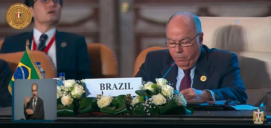 O Ministro das Relações Exteriores do Brasil, Mauro Vieria, durante Cúpula no Egito para discutir a gueerra no Oriente Médio, em 21 de outubro de 2023