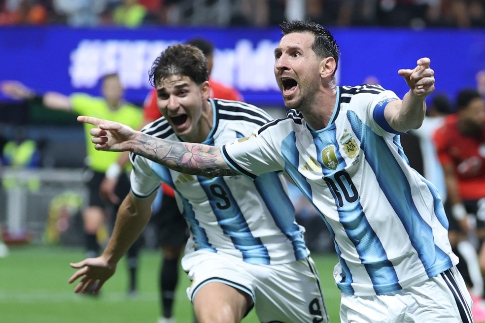 O atacante argentino número 10, Lionel Messi, comemora o segundo gol de sua equipe durante a partida das oitavas — Foto: ODD ANDERSEN / AFP