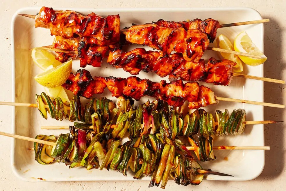 Salmão ao estilo yakitori com cebolinha e abobrinha — Foto: NYT