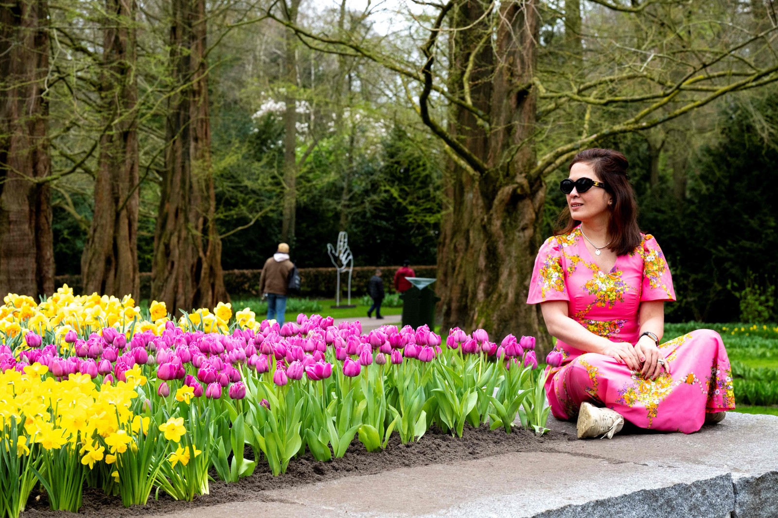 A visitor poses next to the tulip garden at Keukenhof Gardens in Lisse, near Amsterdam, Netherlands — Photo: Nick Gammon/AFP