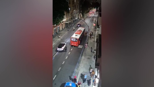Caos na Lapa: arruaceiros descem de ônibus lotado, promovem correria e levam pânico a moradores; veja o vídeo