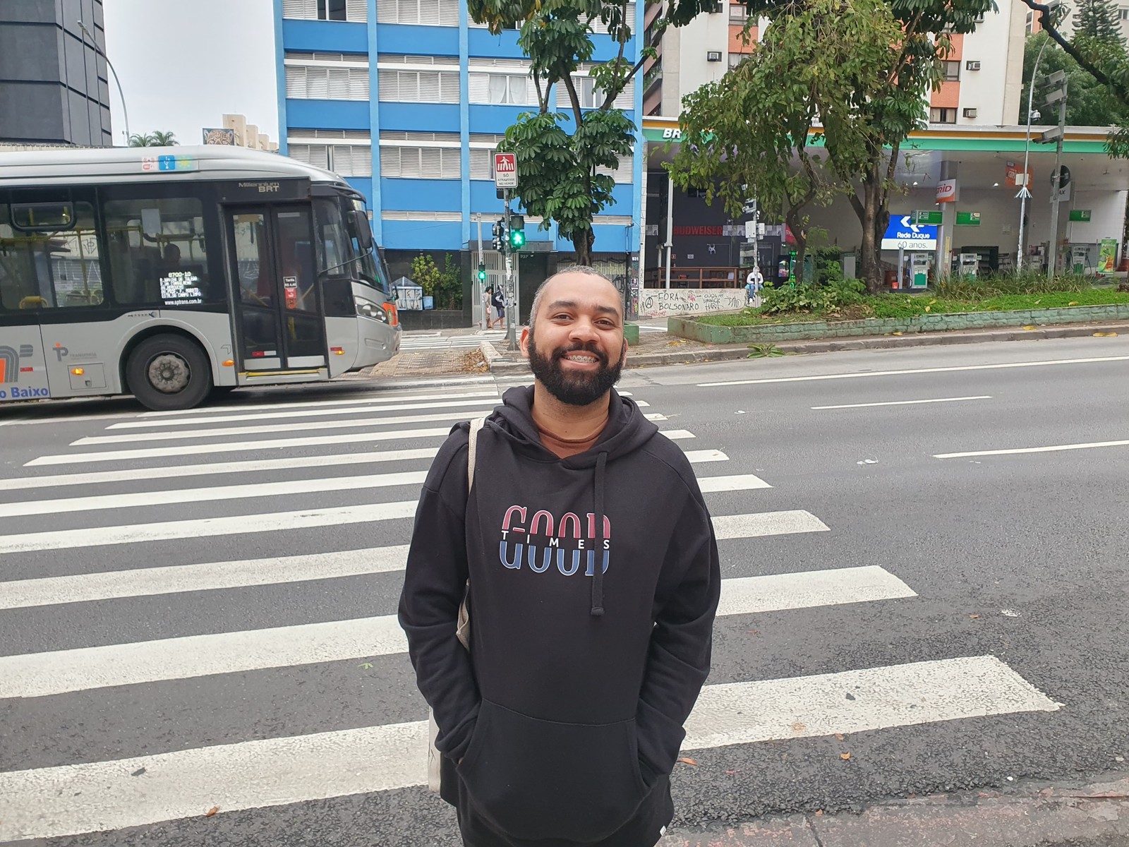 Candidato deixa local de prova no primeiro dia do Enem, em SP — Foto: Guilherme Queiroz