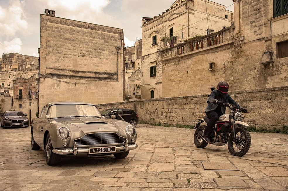 "007: Sem tempo para morrer": O Aston Martin de James Bond no Sassi di Matera, Itália — Foto: Divulgação