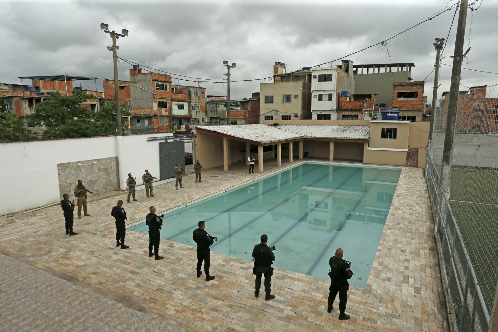 Policiais no centro de treinamento dos traficantes do Complexo da Maré — Foto: Fabiano Rocha/Agência O Globo