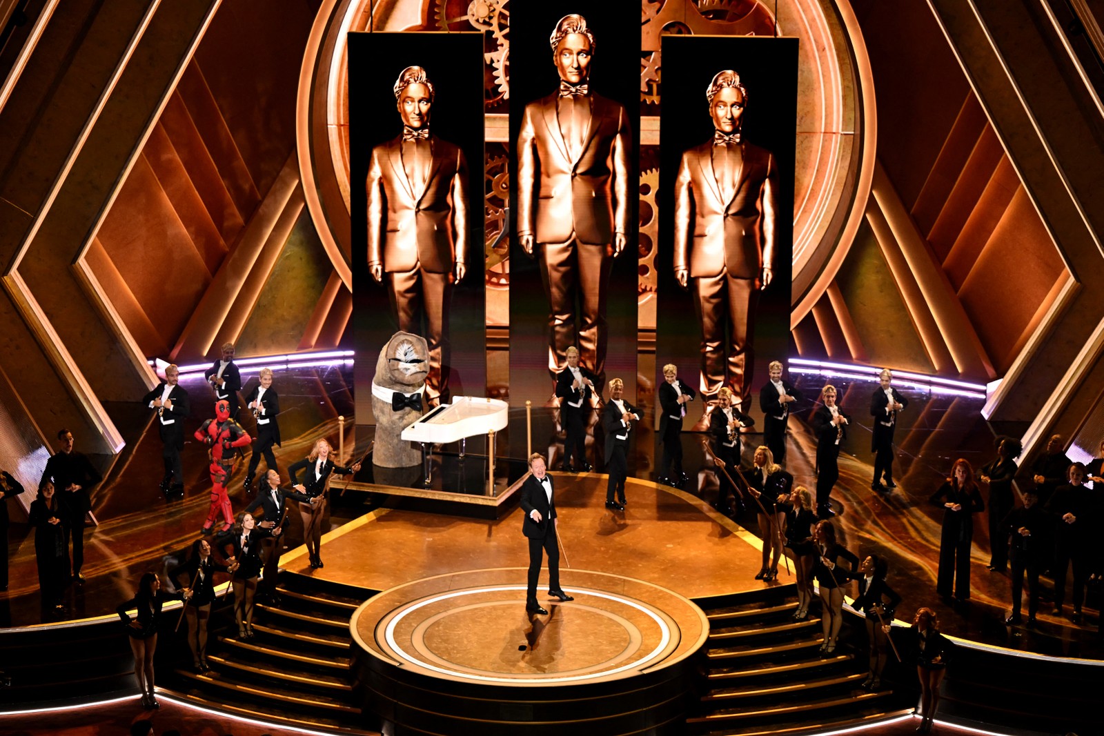 O comediante e apresentador Conan O'Brien se apresenta no palco durante o Oscar — Foto: Patrick T. Fallon/AFP