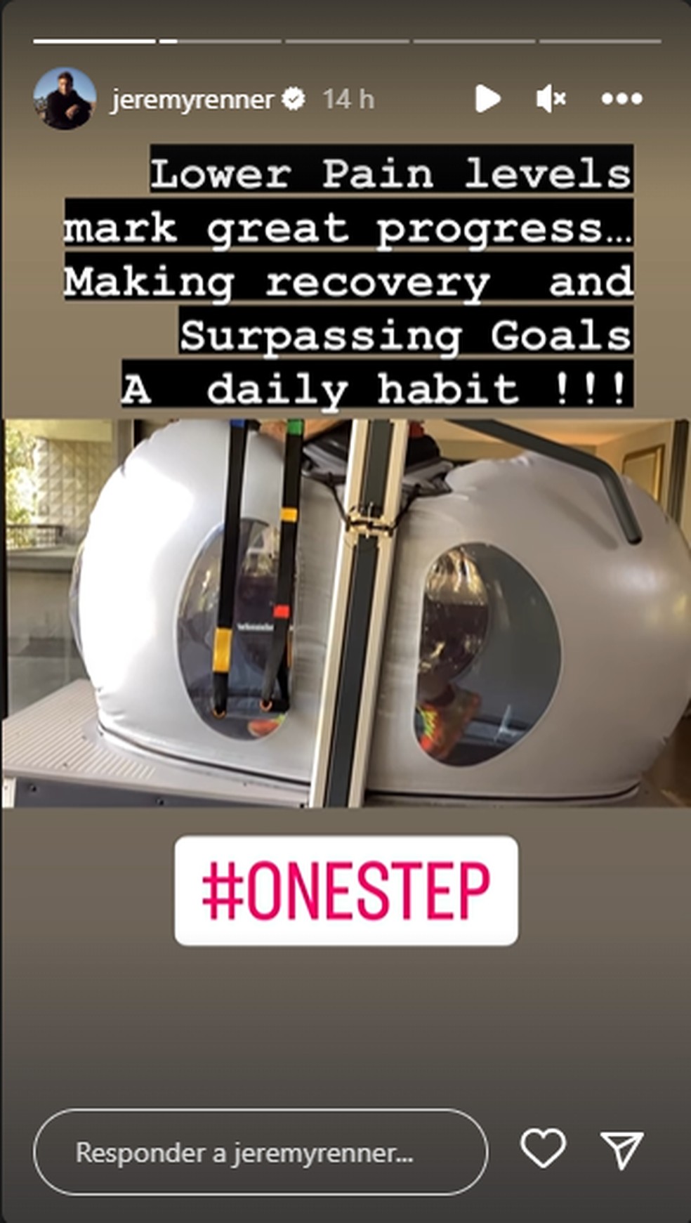 Jeremy Renner postou nos stories um vídeo andando na esteira antigravidade, em tratamento de recuperação após acidente — Foto: Reprodução/Instagram