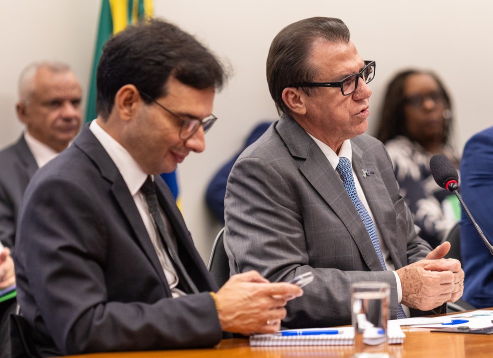 O ministro do Trabalho e Emprego, Luiz Marinho, em participa��o na comiss�o especial da PEC do fim da escala 6x1 ao lado do relator, deputado Leo Prates  � Foto: Brenno Carvalho / Ag�ncia O Globo