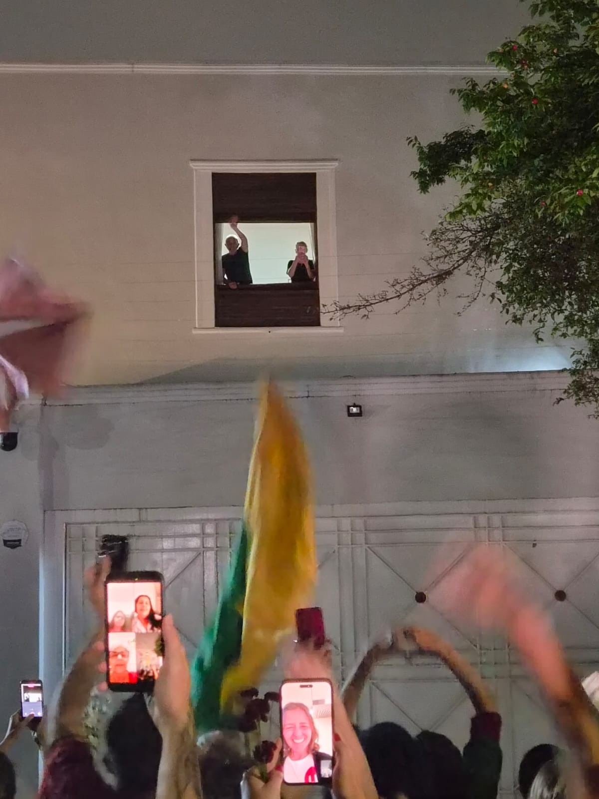 Lula discursa para apoiadores da janela de sua casa, em SP, e diz que 'vitória é do povo brasileiro'; veja vídeo